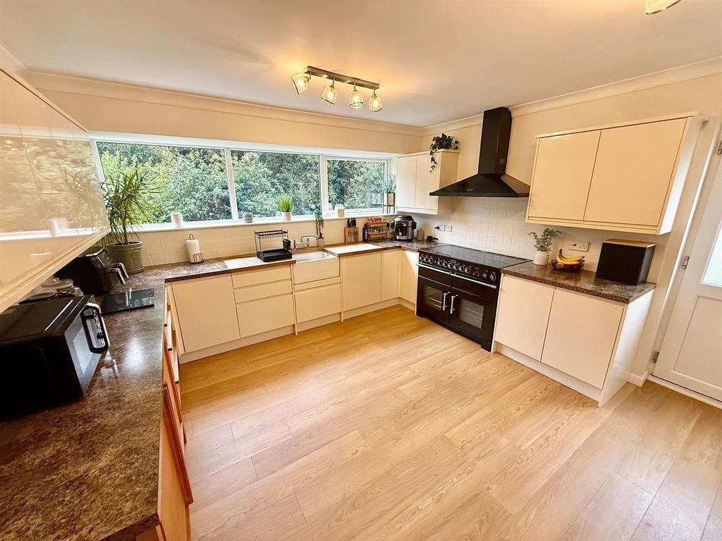 Kitchen/ Breakfast Room