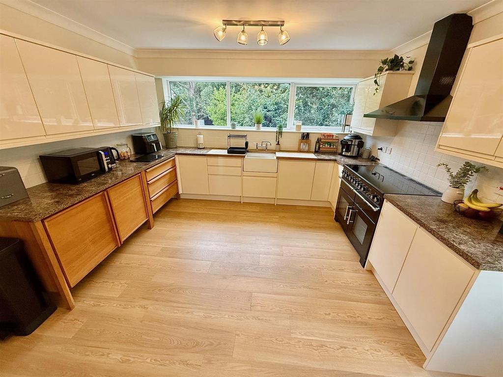 Kitchen/ Breakfast Room