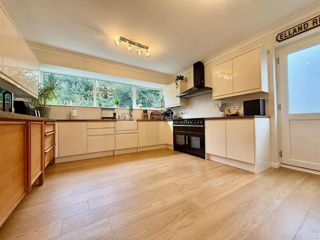 Kitchen/ Breakfast Room