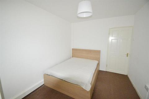 3 bedroom flat to rent, Nevern Road, London SW5