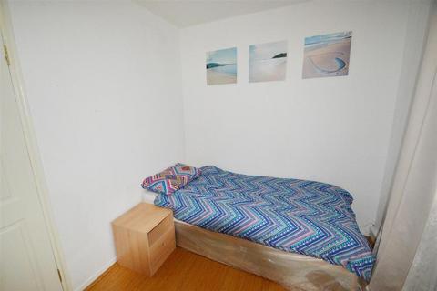 3 bedroom flat to rent, Nevern Road, London SW5