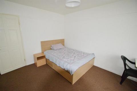 3 bedroom flat to rent, Nevern Road, London SW5
