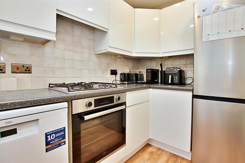 2 bedroom house for sale, Oberon Close, Borehamwood