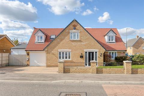 4 bedroom detached bungalow for sale, Taylors Road, Stotfold, SG5 4AZ