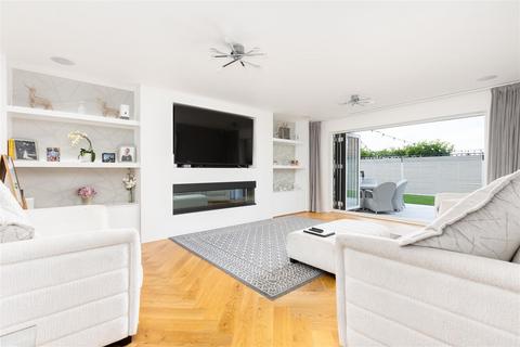 4 bedroom detached bungalow for sale, Taylors Road, Stotfold, SG5 4AZ