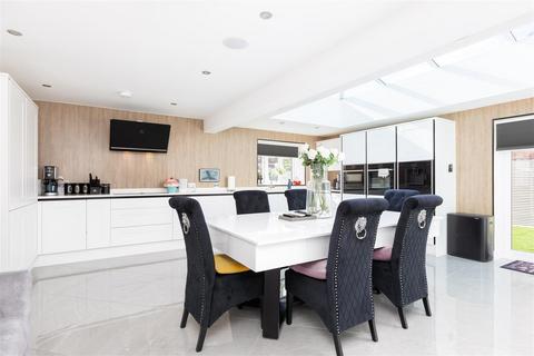 4 bedroom detached bungalow for sale, Taylors Road, Stotfold, SG5 4AZ