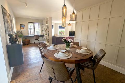 4 bedroom detached house for sale, Moor End Road, Halifax HX2