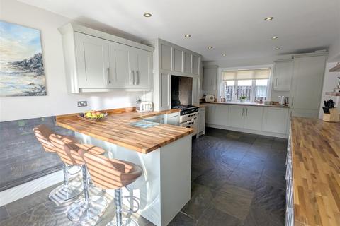 4 bedroom detached house for sale, Moor End Road, Halifax HX2