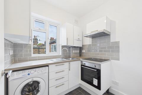 2 bedroom flat for sale, The Avenue, London