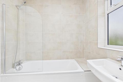 2 bedroom flat for sale, The Avenue, London