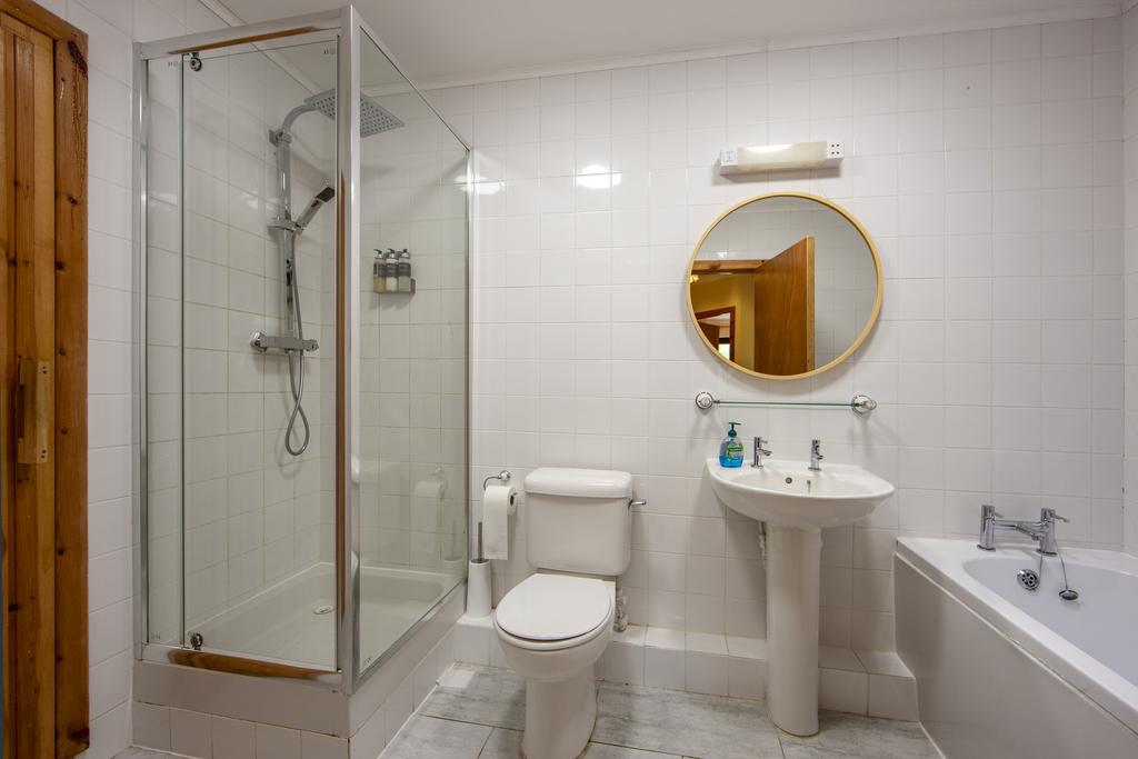 1 Z6 E0536 Culzean bathroom