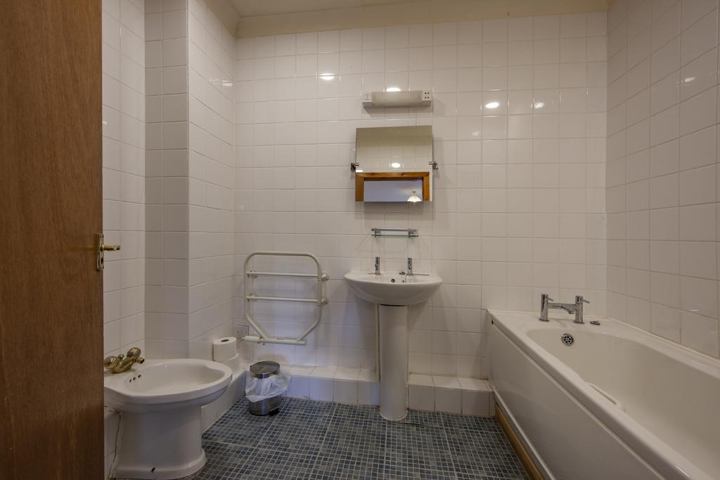 1 Z6 E0694 Culzean bathroom