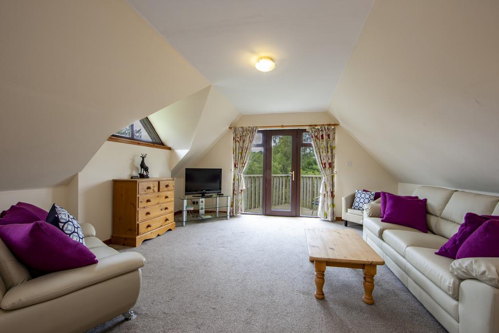 1 Z6 E0552 Culzean Lounge