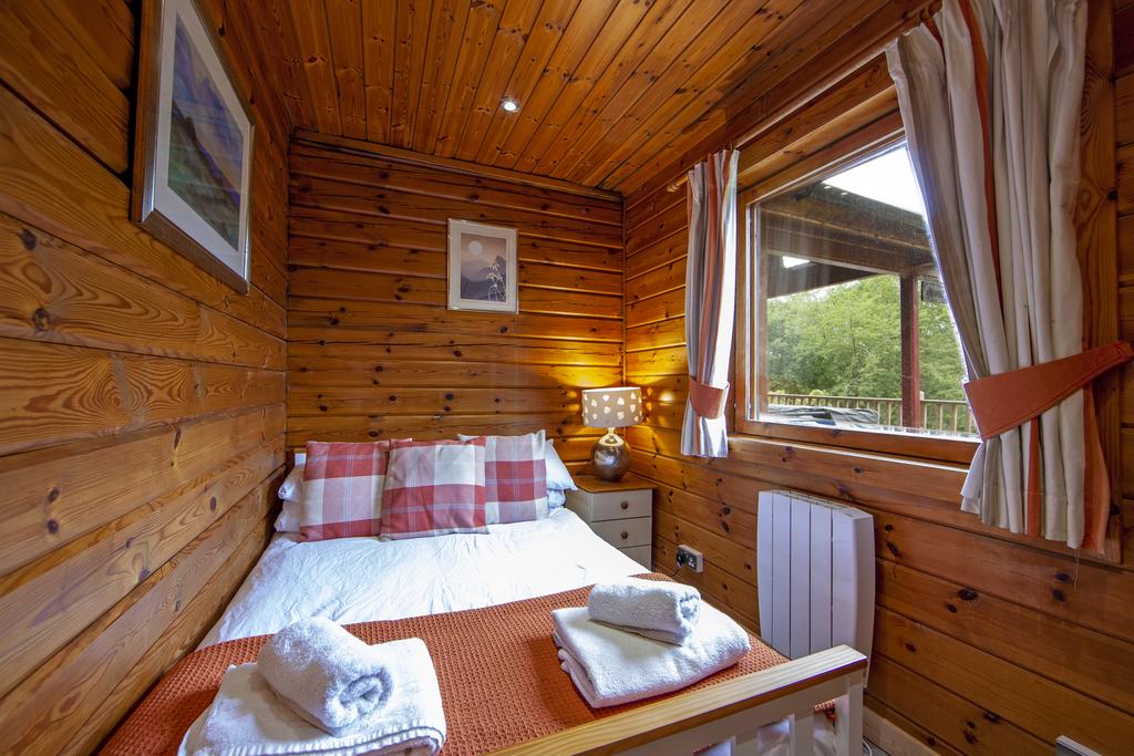 1 Z6 E0868 carrick Bedroom