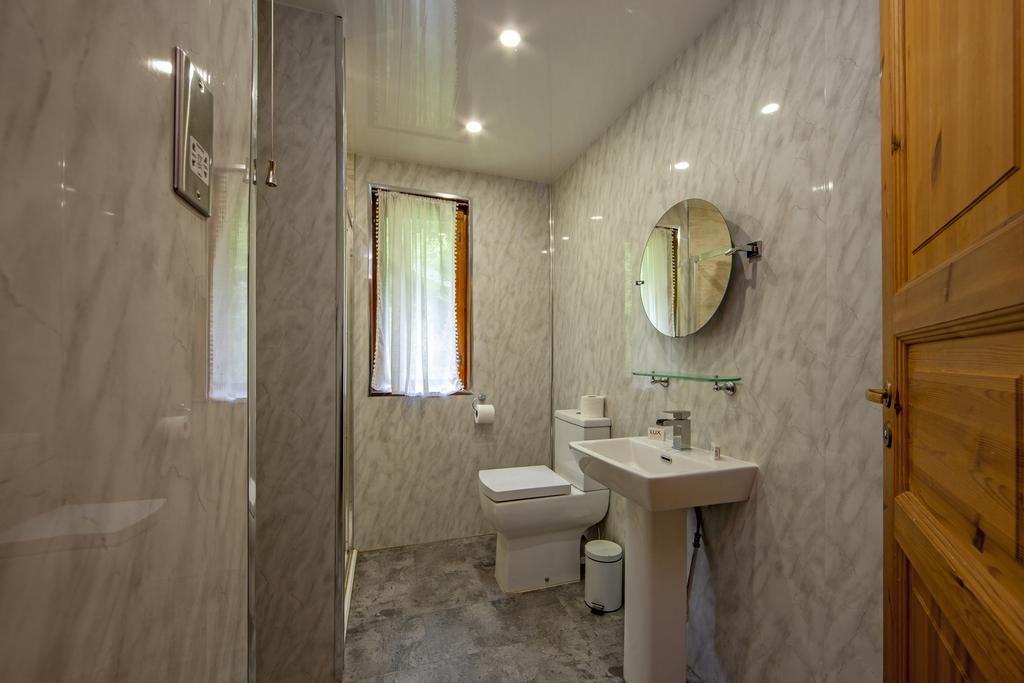 1 Z6 E0833 carrick bathroom