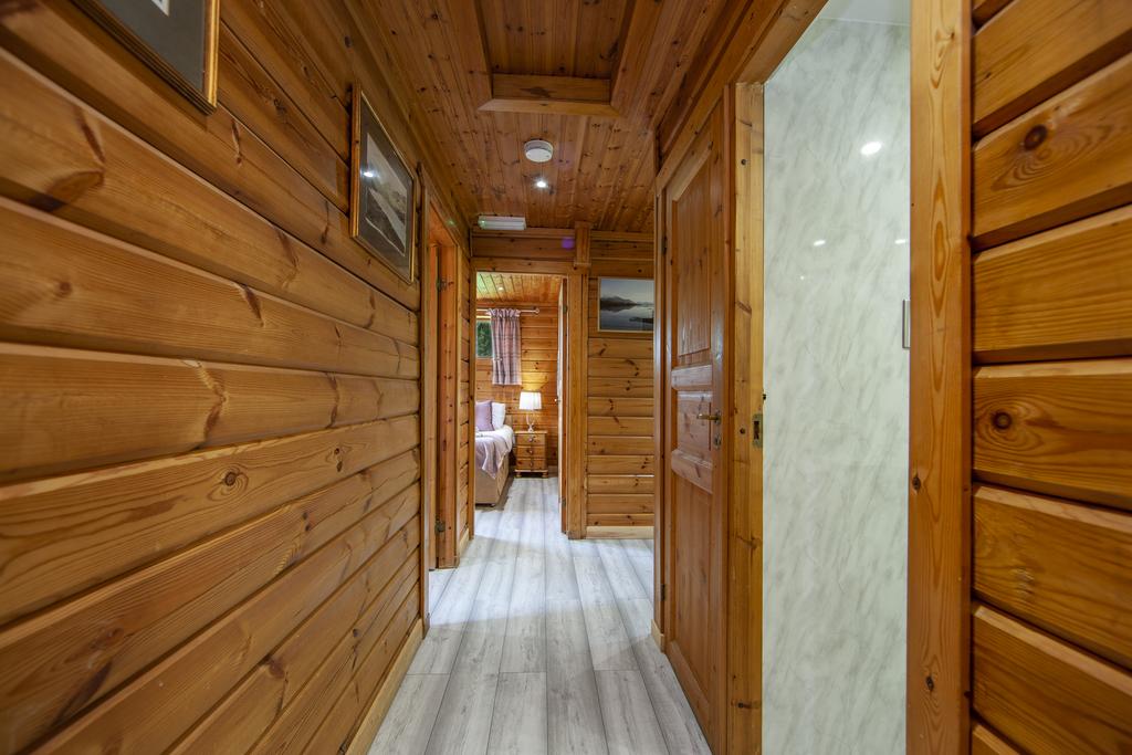 1 Z6 E0870 Carrick Hallway