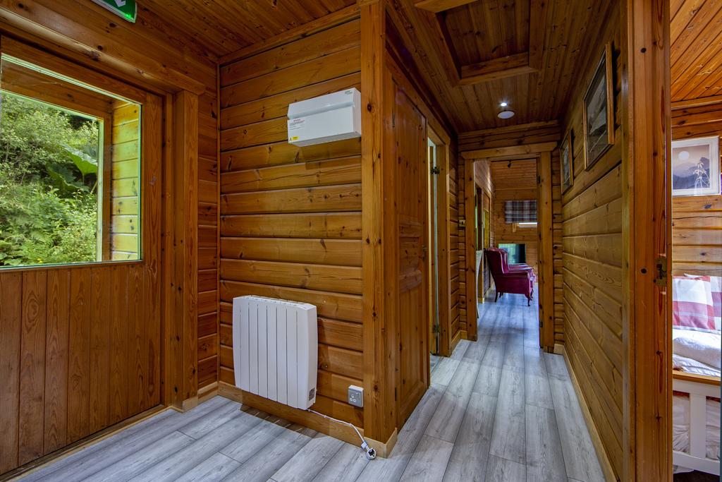 1 Z6 E0881 Carrick Hallway