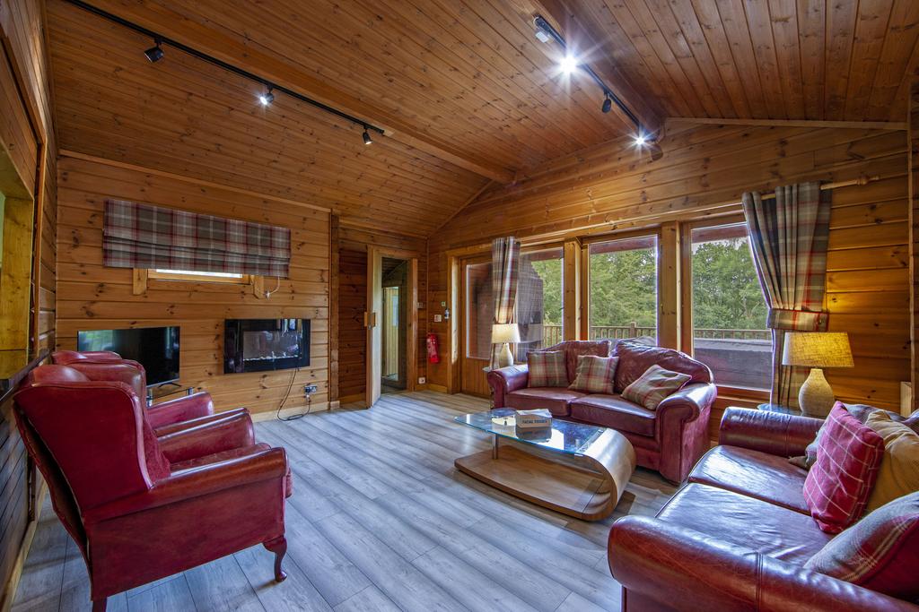 1 Z6 E0893 Carrick Lounge