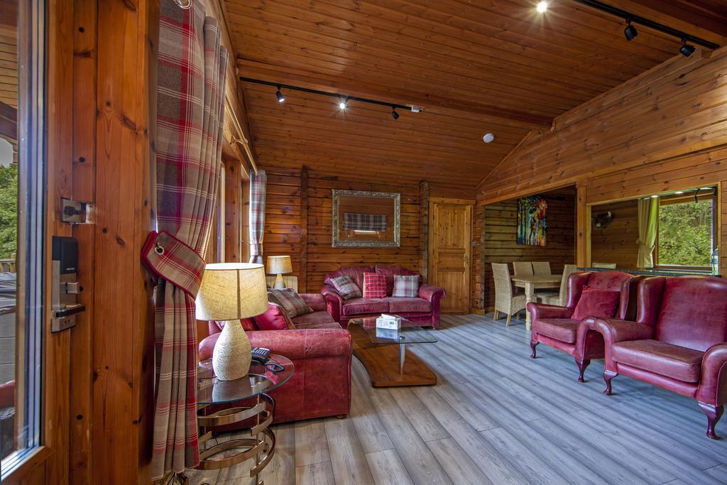 1 Z6 E0895 Carrick Lounge