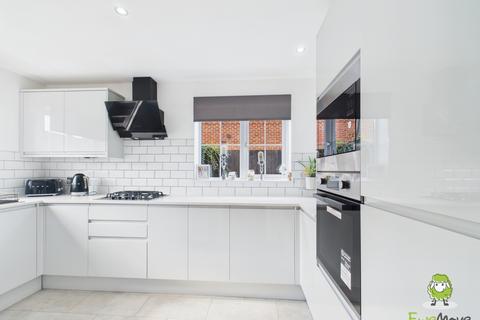 1 Dundee Gardens, Basingstoke, RG22 5DX