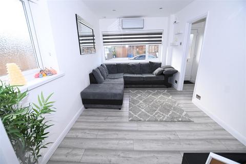 2 bedroom detached bungalow for sale, Waarem Avenue, Canvey Island SS8