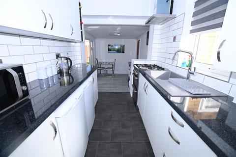 2 bedroom detached bungalow for sale, Waarem Avenue, Canvey Island SS8