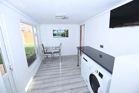 2 bedroom detached bungalow for sale, Waarem Avenue, Canvey Island SS8