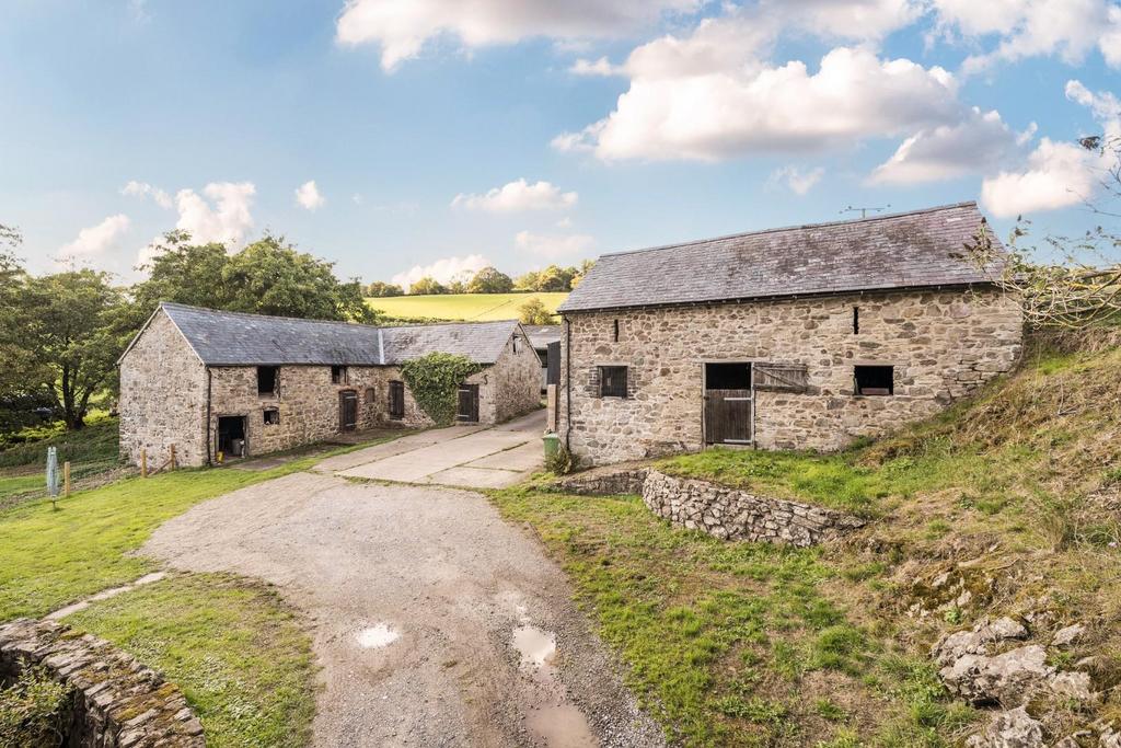 Drive approaching outbuildings.jpg