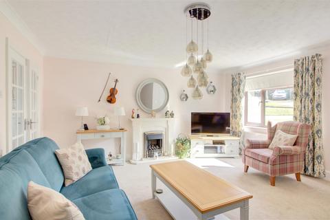 6 Elmer Close, Malmesbury, SN16 9UE