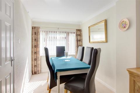 6 Elmer Close, Malmesbury, SN16 9UE