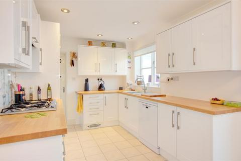 6 Elmer Close, Malmesbury, SN16 9UE