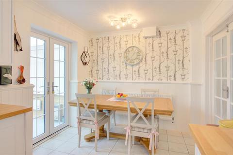 6 Elmer Close, Malmesbury, SN16 9UE