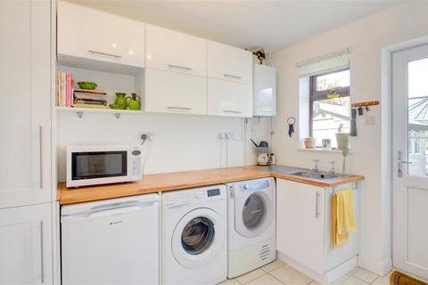 6 Elmer Close, Malmesbury, SN16 9UE