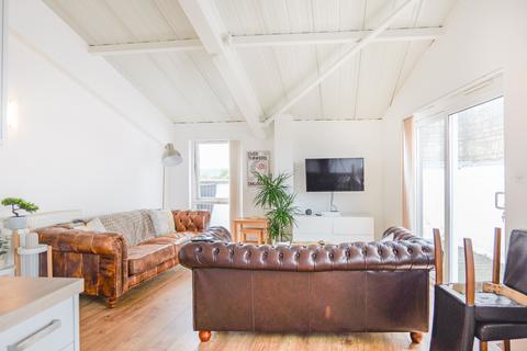 2 bedroom flat for sale, Bradford Road, Dewsbury WF13