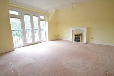 2 bedroom flat for sale, Frensham Road, Lower Bourne, GU10