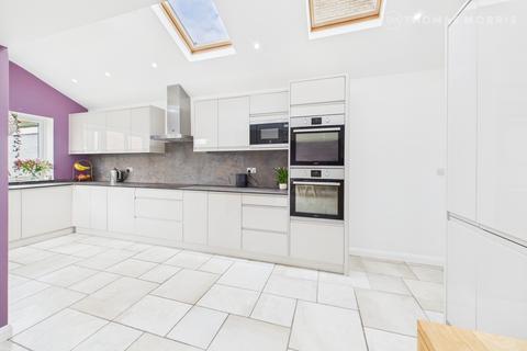 3 bedroom semi-detached house for sale, Shakespeare Drive, Biggleswade SG18
