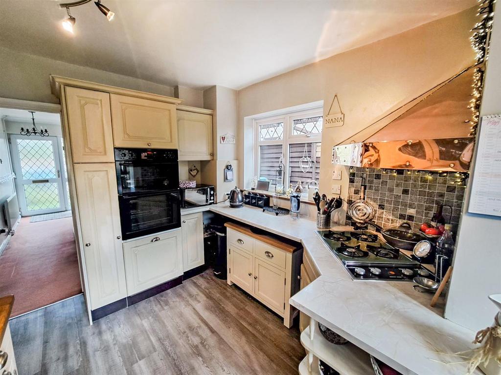 Kitchen2.jpg