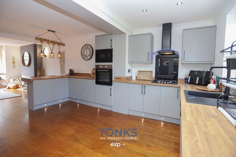 2 bedroom semi-detached house for sale, Graham Road, Halesowen B62