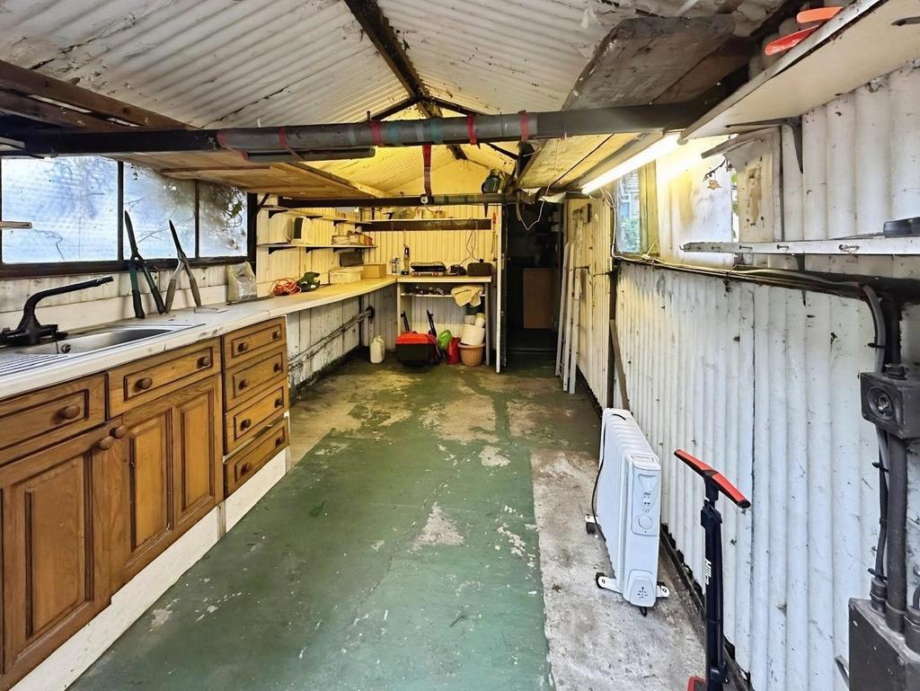 Garage / shed
