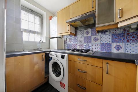 undefined, Wades Place, E14