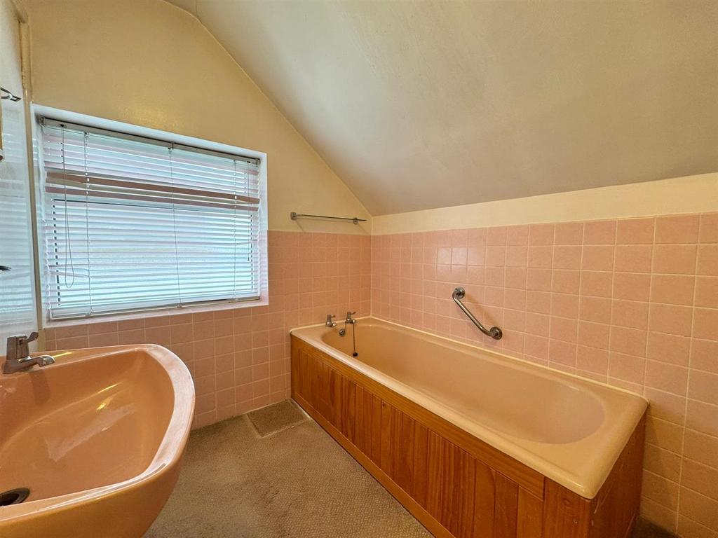 Master ensuite (1).jpg