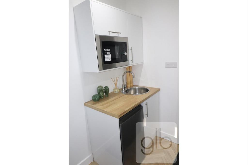 Room 3 - Kitchenette.png