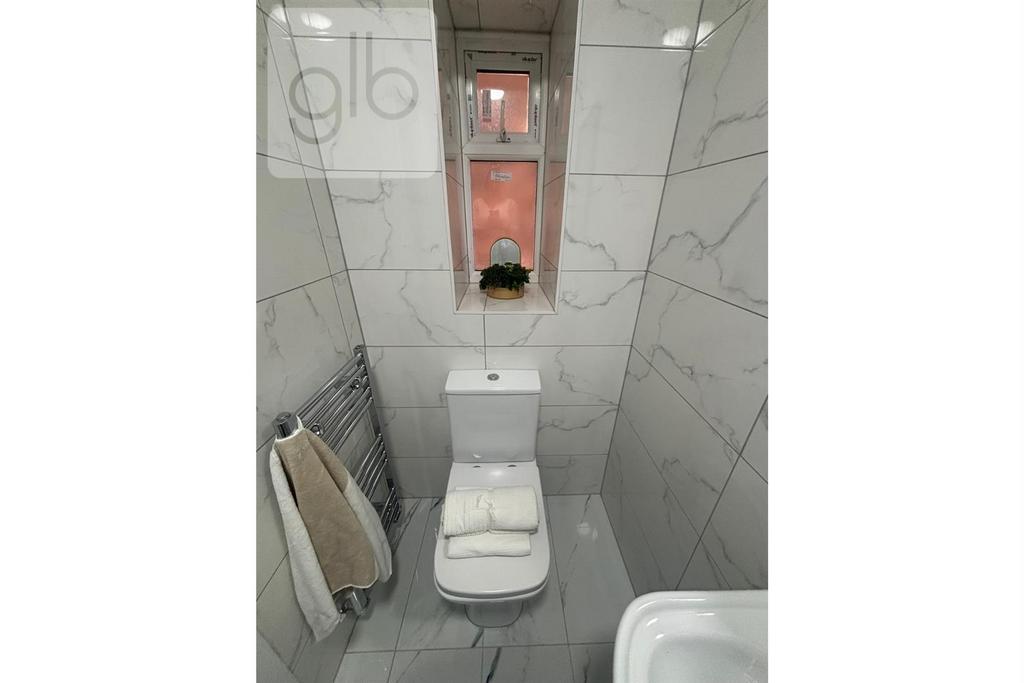 Room 3 - En Suite (2).png