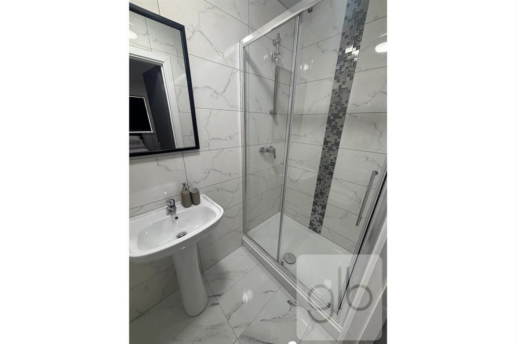 Room 3 - En Suite.png