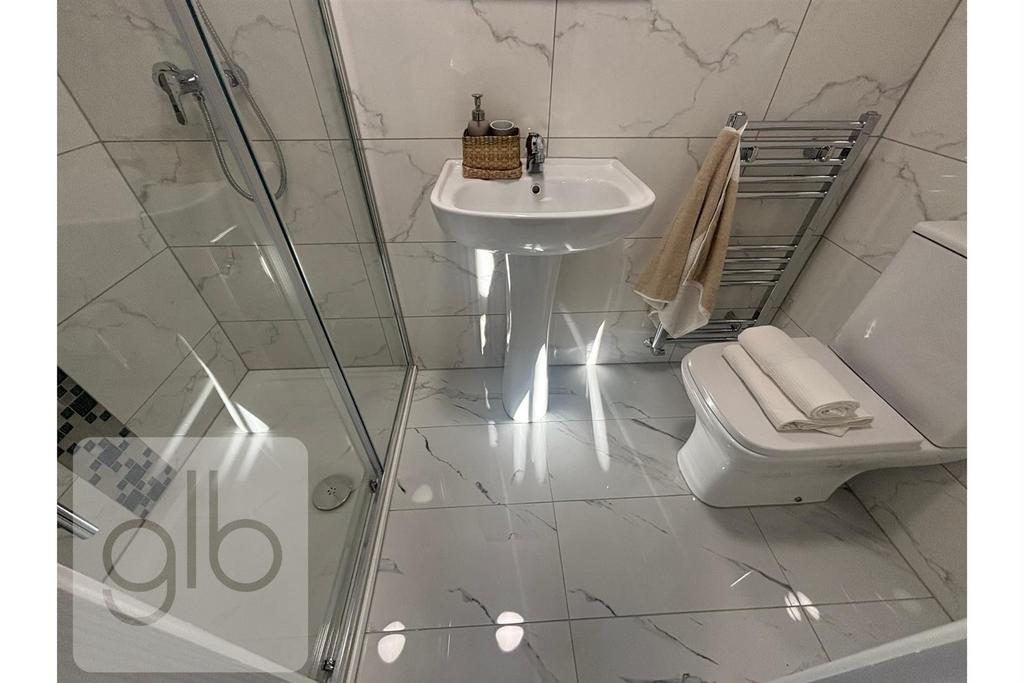 Room 4 - En Suite (3).png