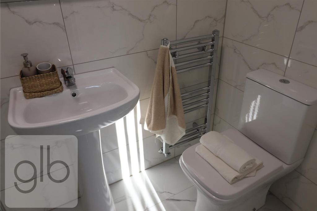 Room 4 - En Suite (4).png