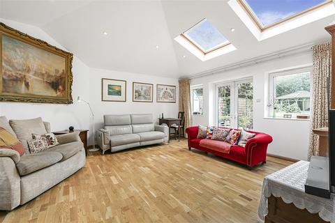 undefined, Mead Road, Richmond TW10