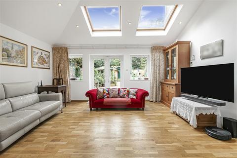 undefined, Mead Road, Richmond TW10