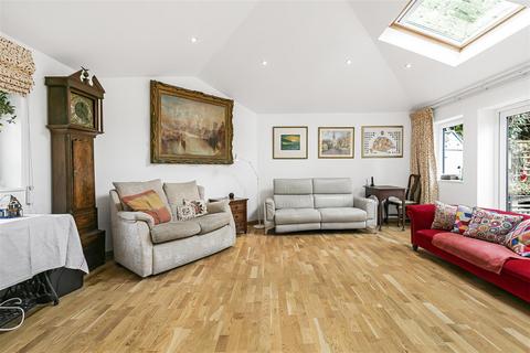 undefined, Mead Road, Richmond TW10