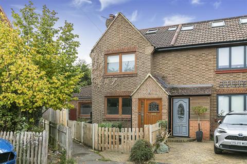 undefined, Mead Road, Richmond TW10